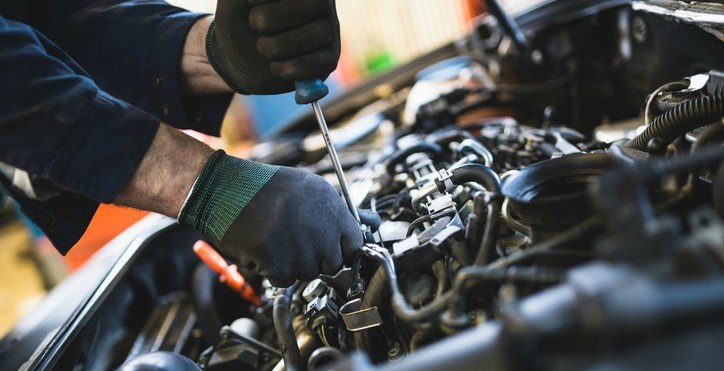Mechanik při práci na motoru vozidla v servisu AUTO - DOSTÁL