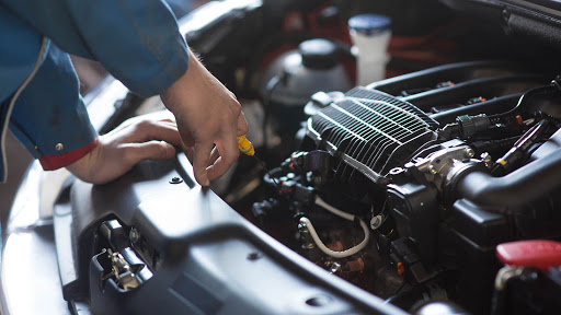Detail práce mechanika na osobním automobilu